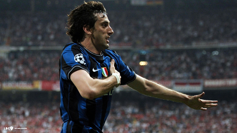 5. Diego Milito/2009 (Genoa tới Inter Milan, 22,2 triệu bảng): Không sở hữu kỹ thuật cá nhân hay tốc độ thần sầu, bù lại, Milito được ban tặng khả năng đánh hơi bàn thắng ít ai bì kịp. Ngay năm đầu tiên tới Inter, anh giành ngay danh hiệu Vua phá lưới ở Serie A đồng thời giúp Nerazzurri hoàn tất cú ăn ba lịch sử bằng hai bàn thắng trong trận chung kết Champions League với Bayern Munich.