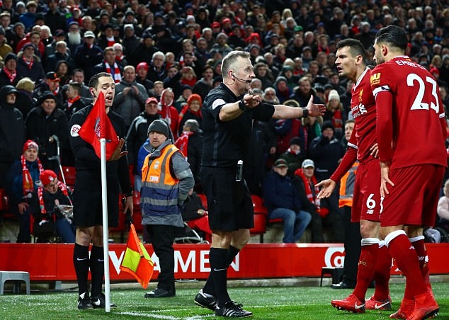 Ảnh bài viết Các trọng tài đã thảo luận gì trước khi thổi phạt đền Liverpool?