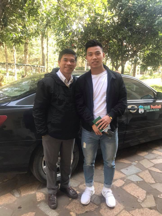 Giám đốc điều hành Huỳnh Mau đi đón các tuyển thủ U23, trong đó có hậu vệ Vũ Văn Thanh.