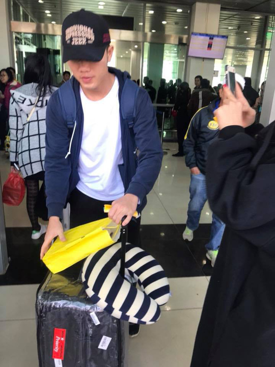 Chỉ có số ít người hâm mộ ở sân bay Pleiku kịp nhận ra đội trưởng U23 Việt Nam Lương Xuân Trường khi anh ra xe về hội quân cùng đội.