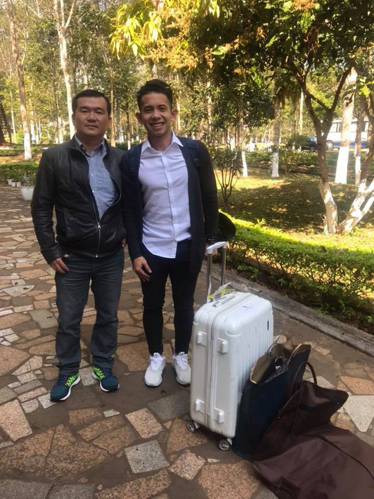 Hồng Duy được hội trưởng Hội CĐV HAGL ra sân bay đón.