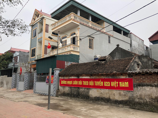 Những băng rôn cổ vũ U23 Việt Nam vẫn còn được giữ nguyên trước của nhà Quang Hải.