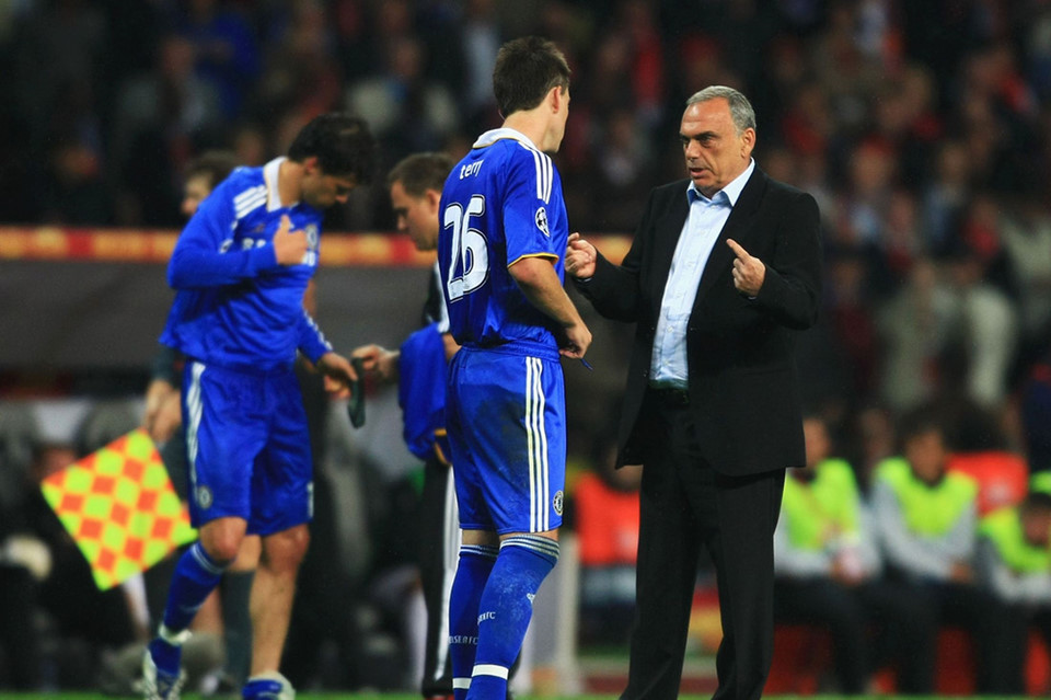 Avram Grant (2007-2008): Trước khi đến với Chelsea, thành tích duy nhất của HLV Avram Grant có được chỉ là suýt giúp ĐT Israel giành được tấm vé dự World Cup vào năm 2006. Ông không đem về danh hiệu nào cho Chelsea và bị sa thải sau khi mùa giải 2007-08 kết thúc. Rời Chelsea, vị chiến lược gia người Pháp nhận lời dẫn dắt Portsmouth, West Ham nhưng đều không có được thành công. Hiện giờ Grant đang làm HLV cho CLB NorthEast United FC, đội bóng thuộc giải vô địch quốc gia Ấn Độ.