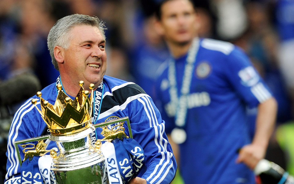 Carlo Ancelotti (2009-2011): Trước khi đến Chelsea, Ancelotti đã làm nên tên tuổi của mình với AC Milan. Ông giúp Chelsea vô địch Premier League, FA Cup ngay trong mùa đầu tiên dẫn dắt nhưng bị sa thải ngay trong năm sau. Rời Chelsea, vị chiến lược gia người Italy cùng PSG thống trị Ligue 1. Sau đó, ông giúp Real Madrid thực hiện được giấc mơ “Decima” với chức vô địch Champions League thứ 10 trong lịch sử. Hiện tại sau khi bị Bayern sa thải vào năm ngoái, HLV Ancelotti vẫn chưa có bến đỗ mới.
