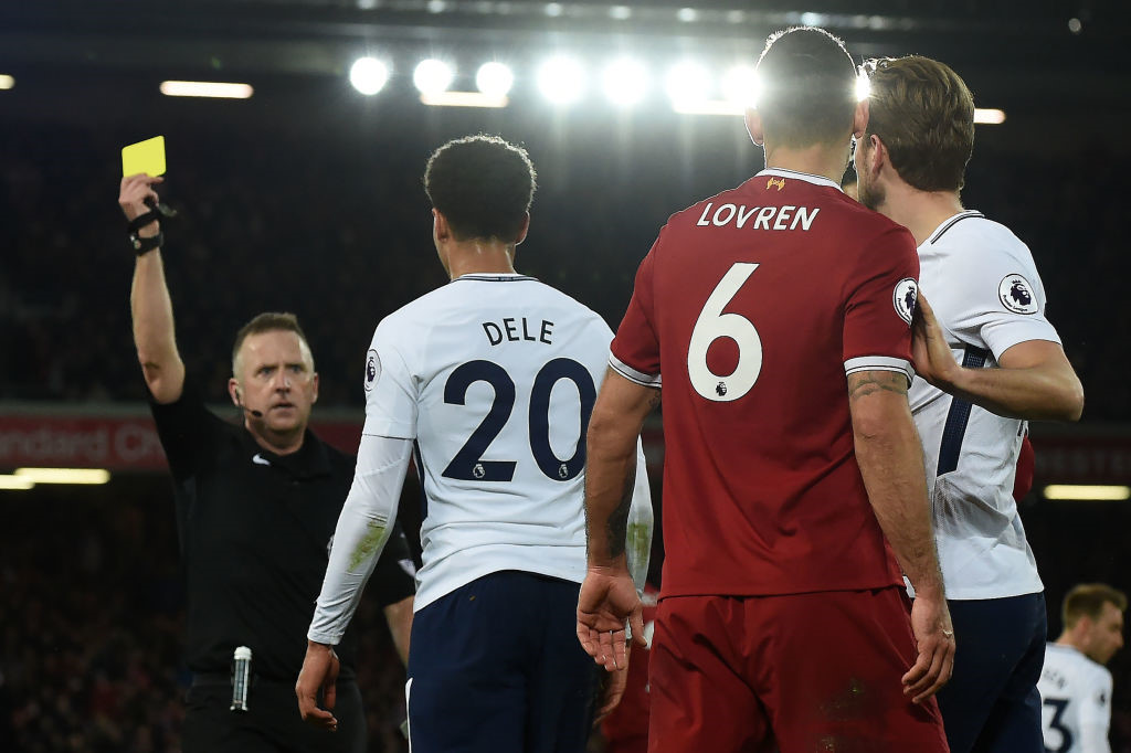 Diễn viên thị phi nhất: Dele Alli (Tottenham). Không phủ nhận tài năng của "thần đồng" bóng đá người Anh nhưng tài thường đi liền với tật. Dele Alli thường xuyên có những pha ăn vạ lộ liễu trong vùng cấm đối phương. Cầu thủ sinh năm 1996 đã phải nhận 2 thẻ vàng vì "diễn kịch", nhiều hơn mọi cầu thủ tại Premier League mùa này. Nếu các trọng tài nặng tay hơn, chắc chắn lượng thẻ vàng Alli phải nhận sẽ không chỉ dừng ở con số 2.
