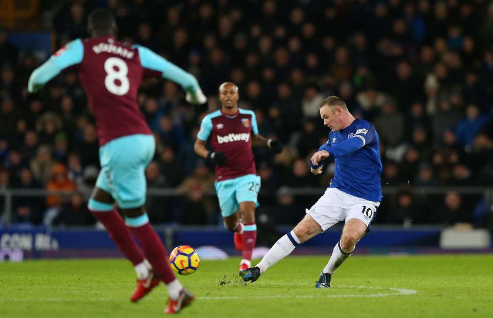 Bàn thắng đẹp nhất: Wayne Rooney (Everton). Giải thưởng này chắc chắn thuộc về Wayne Rooney với siêu phẩm từ vòng tròn giữa sân vào lưới West Ham ở trận đấu hồi tháng 11 năm ngoái. "Đây là một trong những bàn thắng đẹp nhất trong sự nghiệp của tôi. Một khoảnh khắc hoàn hảo", cựu thủ quân Man Utd chia sẻ sau khi lập hat-trick vào lưới đồng đội ở tuyển quốc gia Joe Hart.
