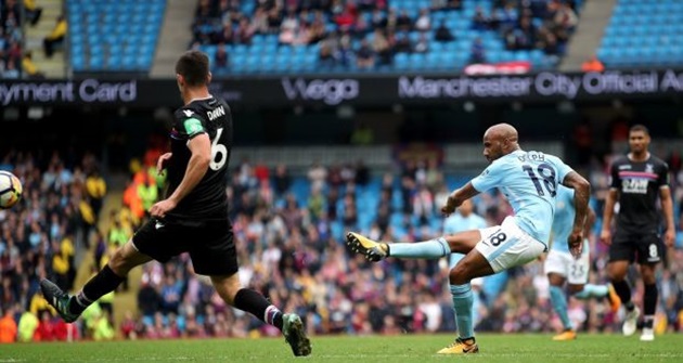 Bàn thắng kỳ công nhất: Fabian Delph (Man City). Tháng 9 năm ngoái, Fabian Delph đã ghi một bàn thắng vào lưới Crystal Palace. Không phải là một siêu phẩm từ giữa sân nhưng pha lập công này vẫn khiến Pep Guardiola tâm đắc bởi nó đã phản ánh toàn bộ triết lý bóng đá của chiến lược gia người Tây Ban Nha. Pha phối hợp từ giữa sân với 31 đường chuyền liên tiếp được kết thúc hoàn hảo bằng cú dứt điểm của Fabian Delph - đây chính là bàn thắng kỳ công nhất tại Premier League năm nay. Tháng 12 năm 2017, Aguero cũng có một pha làm bàn tương tự vào lưới Bournemouth sau 28 đường chuyền của đồng đội.