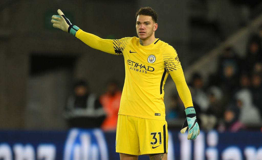 Gương mặt mới triển vọng: Ederson (Man City). Tân binh của Liverpool, Mohamed Salah đang khuấy đảo Premier League với 24 bàn thắng nhưng cần phải nhắc lại rằng, đây không phải là lần đầu tiên ngôi sao người Ai Cập thi đấu tại Premier League. Vì vậy, danh hiệu này chắc chắn sẽ thuộc về Ederson - thủ thành trẻ vừa đầu quân cho Man City từ Benfica. Sở hữu phản xạ nhanh như điện cùng khả năng chơi chân xuất sắc, ngôi sao người Brazil mang lại sự yên tâm tuyệt đối cho đồng đội tuyến trên ở mùa giải năm nay.