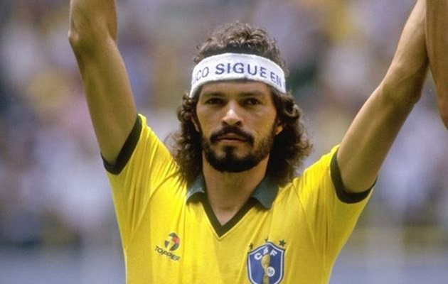 Socrates (huyền thoại bóng đá Brazil): Cố cầu thủ từng có 60 lần khoác áo ĐTQG Brazil là người có trình độ học vấn cao nhất trong làng bóng đá thế giới. Ông từng sở hữu tấm bằng Y khoa năm 1983, khi đang thi đấu chuyên nghiệp và hoàn tất tấm bằng tiến sĩ triết học khi đã giải nghệ.