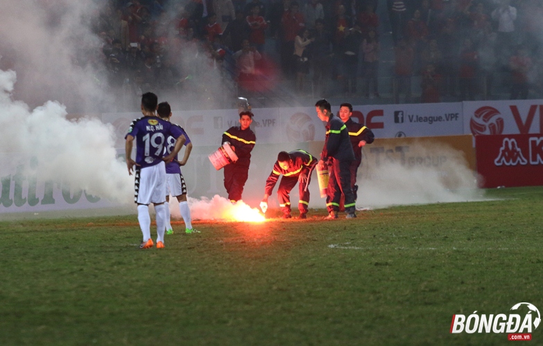 Những hình ảnh này sẽ còn tiếp diễn nếu ban tổ chức không có kế hoạch hiệu quả để ngăn chặn. Ảnh: Giang Nguyễn.