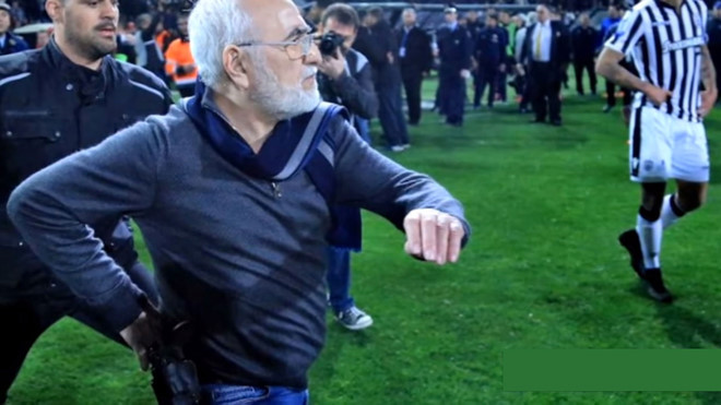 Ảnh bài viết Chủ tịch CLB rút súng, giải bóng đá Hy Lạp bị đình chỉ vô thời hạn