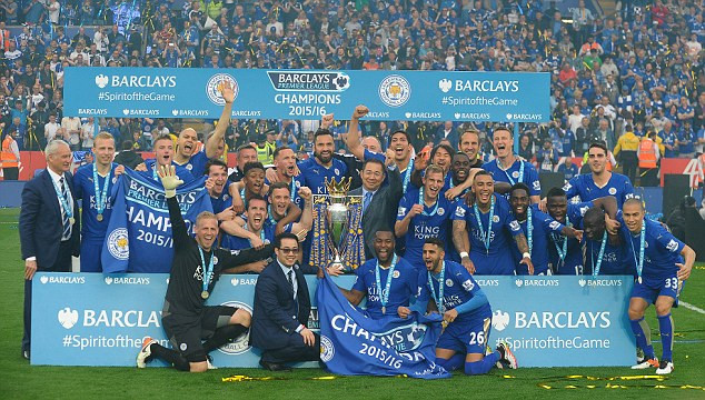 Leicester thăng hạng Premier League và giành chức vô địch: Phải đến cuối mùa giải 2013/14, Leicester mới đăng quang giải hạng nhất và giành tấm vé thăng hạng Premier League. Hai năm sau, "Bầy cáo" dưới thời HLV Claudio Ranieri đã viết nên câu chuyện cổ tích với chức vô địch giải Ngoại hạng đầu tiên trong lịch sử CLB, trong khi MU vẫn chật vật cạnh tranh một vị trí trong top 4 kể từ khi Sir Alex giải nghệ.