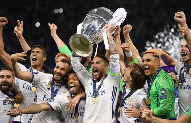 Real Madrid vô địch Champions League 3 lần: Bayern Munich hạ gục MU ở tứ kết Champions League 2013/14 với tổng tỷ số 4-1 sau 2 lượt trận nhưng cuối cùng cũng phải nhận thất bại ê chề 0-5 trước Real Madrid ở vòng bán kết. Đội bóng Hoàng gia đã 3 lần bước lên đỉnh châu Âu vào năm 2014, 2016 và 2017, trong khi MU vẫn chưa có nổi một chiến thắng ở vòng knock-out đấu trường châu lục.