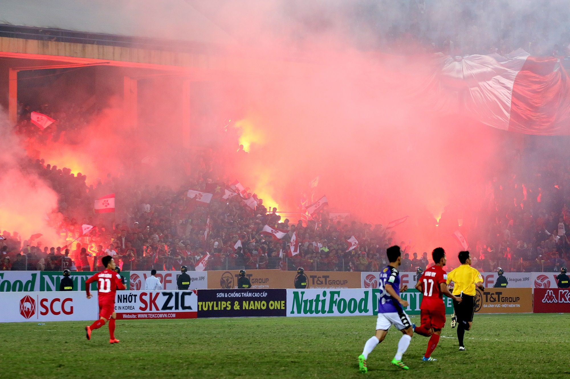 Ảnh bài viết Pháo sáng trên khán đài: Đặc sản hay thuốc độc?