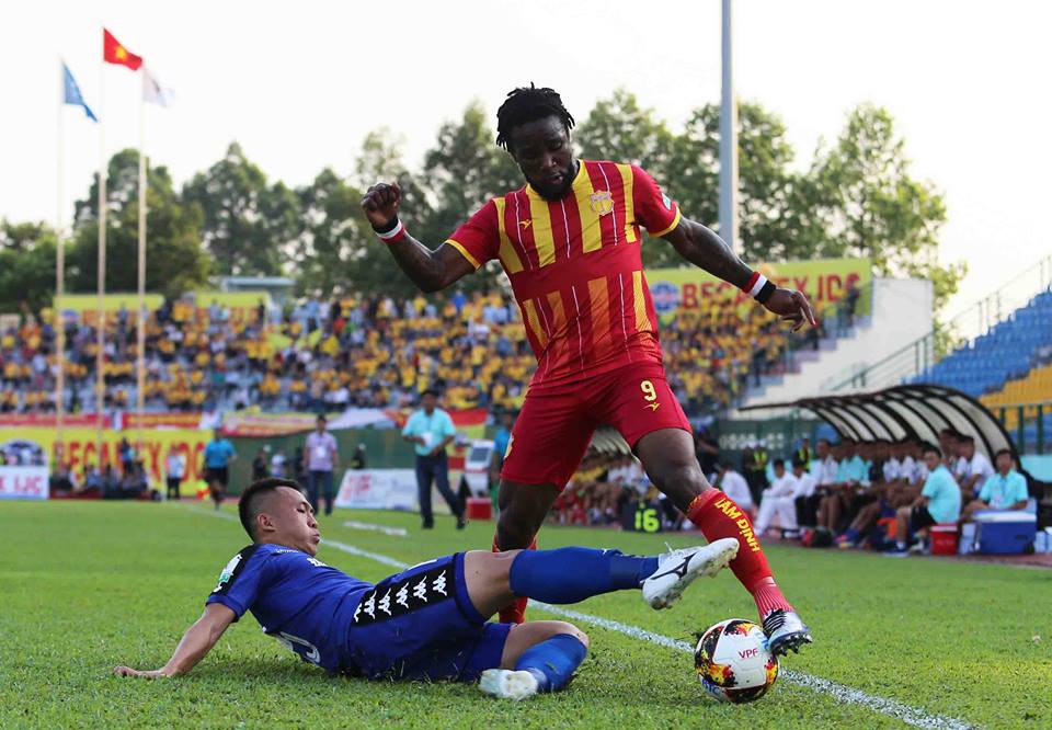 Những phút cuối trận đấu, Nam Định nỗ lực dâng cao tấn công nhưng bất lực trước hàng phòng ngự áo xanh.