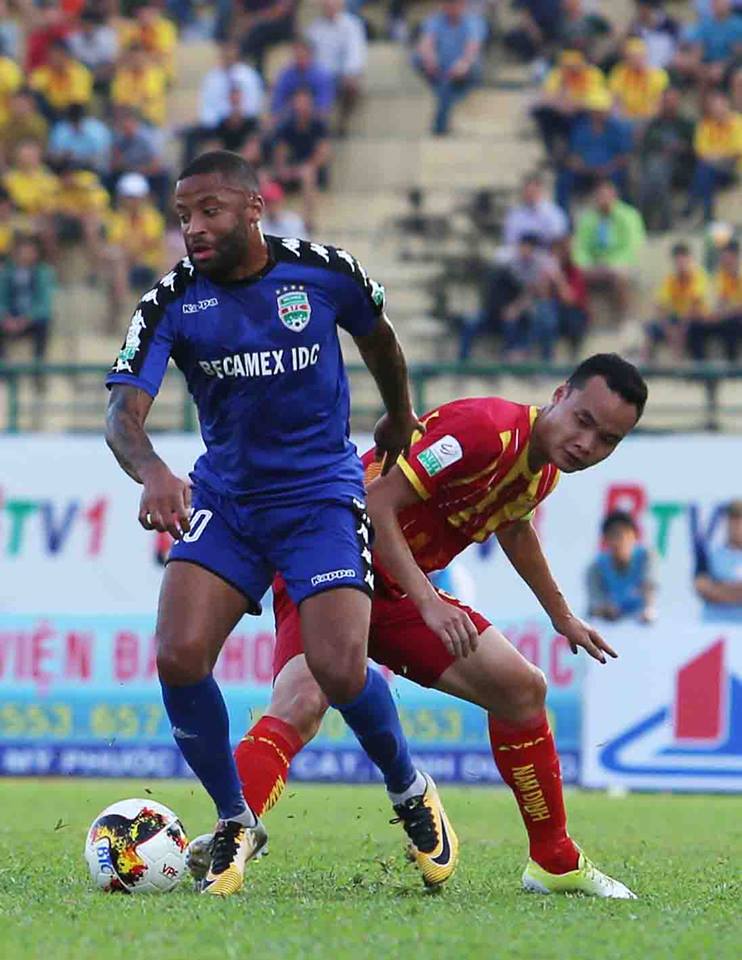 Chiến thắng trước Nam Định giúp Bình Dương tạm thời leo lên ngôi đầu bảng xếp hạng V-League 2018.