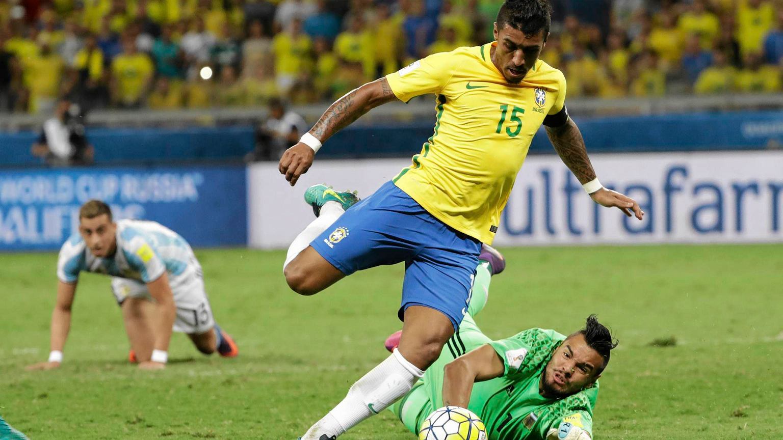 Paulinho giúp Brazil hủy diệt Argentina của Messi.