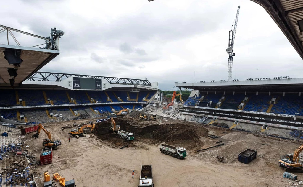 Theo thông tin từ Telegraph, sân vận động mới ngoài việc phục vụ cho những trận bóng đá của Tottenham, sẽ còn là nơi tổ chức những trận đấu thuộc NFL (giải bóng bầu dục). Chủ tịch Levy cho biết: "Đó chắc chắn không phải là vấn đề nhỏ. Tuy nhiên, chúng tôi cũng đang nắm trong tay nhiều công nghệ và những thiết kế để có thể giải quyết vấn đề này. Chúng tôi hy vọng có thể tạo ra được một mặt sân có thể phù hợp cho cả các trận đấu của NFL lẫn EPL".