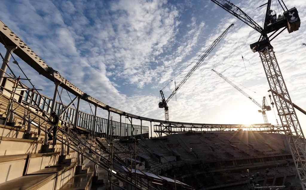 Về cơ bản, sân vận động mới được xây ngay trên chính khoảng đất cũ nơi từng là sân White Hart Lane. Vì vậy, các cổ động viên Spurs hoàn toàn có thể thoải mái như chính tại ngôi nhà của mình.