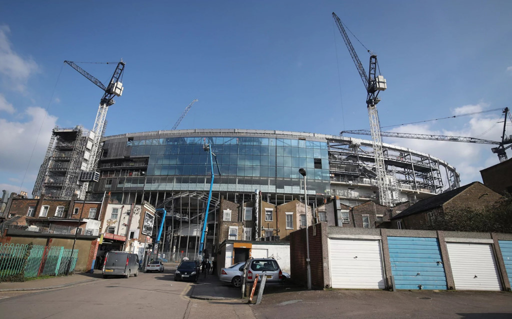 Một góc nhìn từ bên ngoài sân vận động. Có thể thấy Spurs đang đẩy nhanh tiến độ thi công để có thể ra mắt sân mới vào đầu mùa giải sang năm.