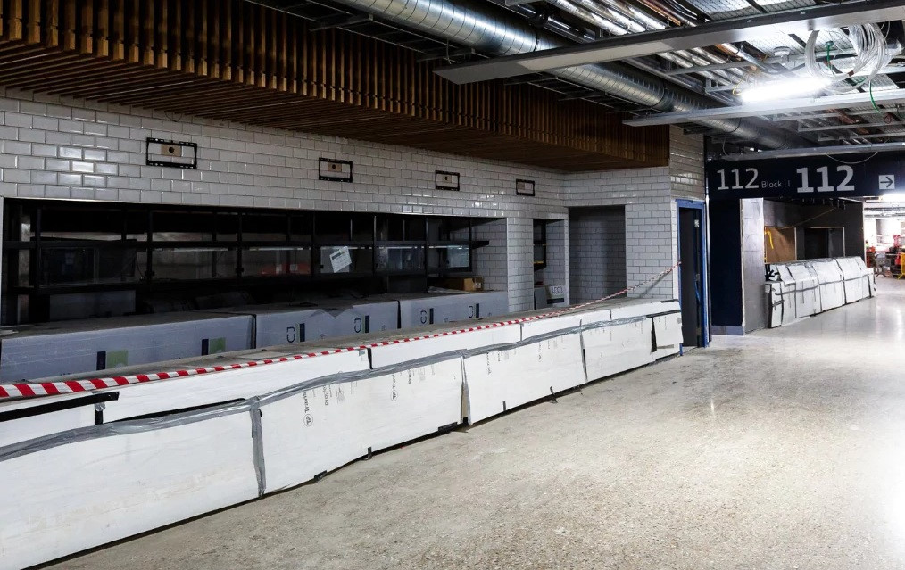 Quầy bar bên trong sân vận động mới.