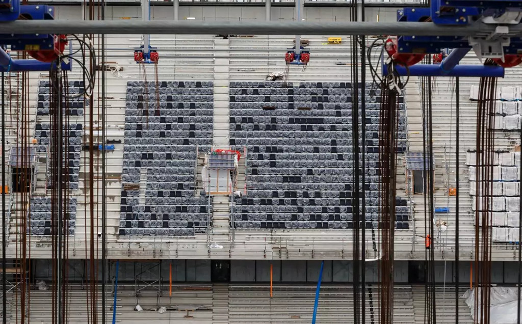 Hơn 62.000 chỗ ngồi đang được lắp đặt để chào đón những cổ động viên đến với Tottenham.