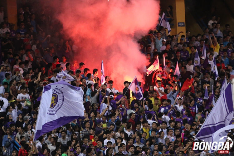 Các khán đài chật kín trong trận đấu giữa Hà Nội và Hoàng Anh Gia Lai. Ảnh: Giang Nguyễn.