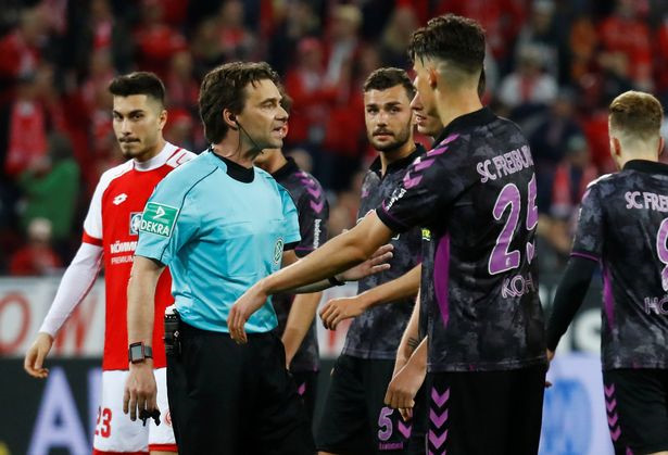 Ảnh bài viết Vì VAR, trọng tài cho đá penalty giữa giờ nghỉ