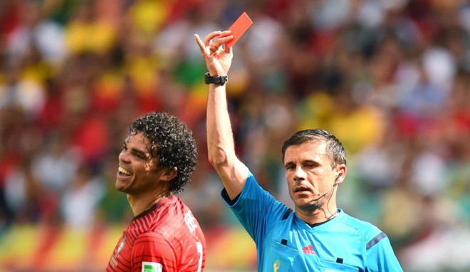 Pepe bị đuổi khỏi sân trong trận thua 0-4 của ĐT Bồ Đào Nha trước Đức ở vòng bảng.