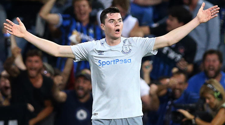 Hậu vệ Michael Keane (Burnley sang Everton): Everton phải trả số tiền 30 triệu bảng để sở hữu trụ cột hàng thủ của Burnley - Michael Keane. Nhưng khi mùa giải gần kết thúc, họ lại để thủng lưới nhiều hơn đối tác đến 18 lần (55 so với 37). Trong khi đó, Burnley vừa có một khoản tiền lớn, vừa có một sự thay thế hoàn hảo mang tên James Tarkowski. Cũng chính cầu thủ sinh năm 1992 đã chiếm vị trí của Michael Keane trên tuyển Anh thời gian qua.