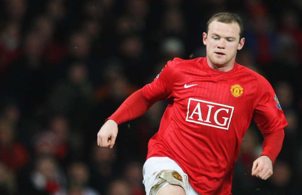 Tiền đạo Wayne Rooney (Everton): Rooney mạnh mẽ, máu lửa thuở nào giờ đã bước sang bên kia sườn dốc sự nghiệp. Trở về khoác áo Everton năm ngoái, "Wazza" lại mâu thuẫn với HLV Sam Allardyce và 99% sẽ sang Mỹ chơi bóng vào kỳ chuyển nhượng hè năm nay. Thông tin này đã được kênh thể thao uy tín Sky Sport xác nhận.
