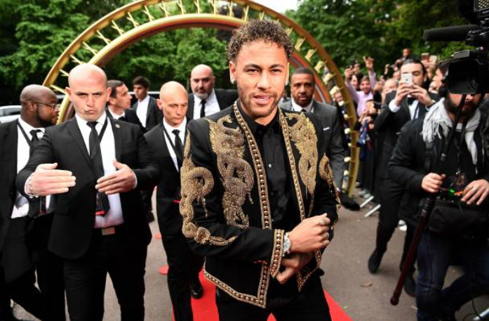 Sau thời gian dài điều trị chấn thương, Neymar trở lại CLB chủ quản PSG vào ngày 5/5. Ngôi sao người Brazil bình phục hoàn toàn và rạng rỡ xuất hiện với bộ đồ bắt mắt trước buổi lễ "Trophees UNFP" (lễ trao giải của Liên đoàn bóng đá Pháp).