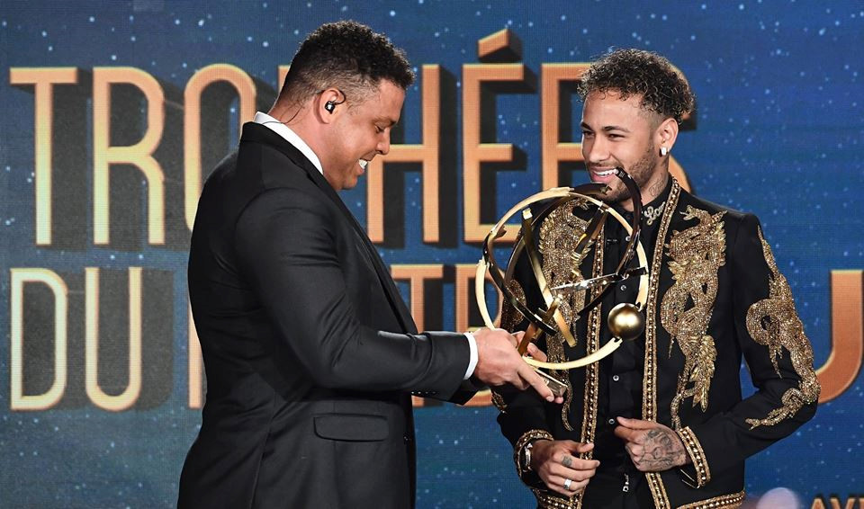 Neymar vinh dự được Ronaldo, huyền thoại bóng đá người Brazil trao tặng danh hiệu Cầu thủ hay nhất Ligue 1 mùa giải 2017/18.