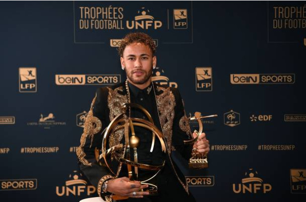 Phải nghỉ thi đấu từ ngày 25/2 để phẫu thuật và điều trị chấn thương bong gân mắt cá và rạn xương bàn chân. Tuy nhiên, với thành tích ghi 19 bàn cùng 13 kiến tạo trong 20 trận đấu, Neymar vượt qua những đối thủ và đồng thời là những đồng đội như Cavani, Mbappe và Di Maria để nhận giải thưởng Cầu thủ xuất sắc nhất Ligue 1 mùa 2017/18.