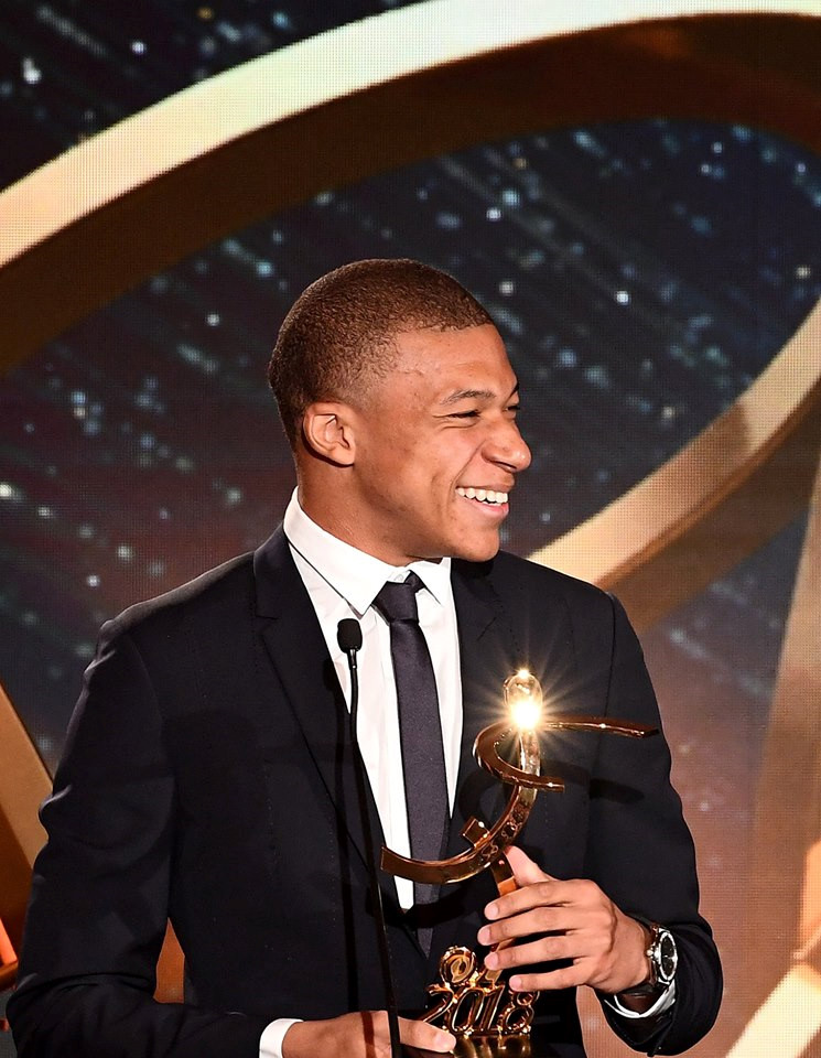 Với thành tích 13 bàn cùng 8 kiến tạo sau 27 trận ra sân, Kylian Mbappe vinh dự nhận giải thưởng Cầu thủ trẻ của năm.