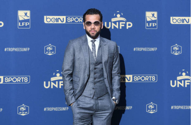 Dính chấn thương đầu gối nặng và có nguy cơ bỏ lỡ World Cup 2018 tại Nga, nhưng Dani Alves vẫn lịch lãm tới dự lễ trao giải của Liên đoàn bóng đá Pháp. Với màn trình diễn ấn tượng ở mùa giải 2017/18, anh vinh dự lọt vào đội hình hay nhất Ligue 1.