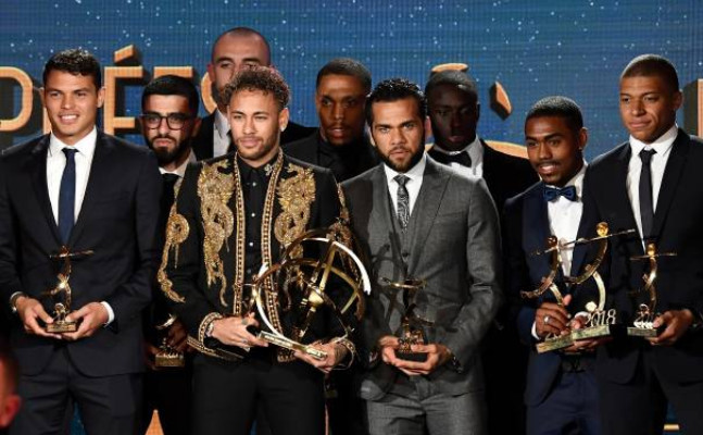 Các cầu thủ trong đội hình hay nhất Ligue 1 2017/18 chụp hình lưu niệm tại lễ trao giải.