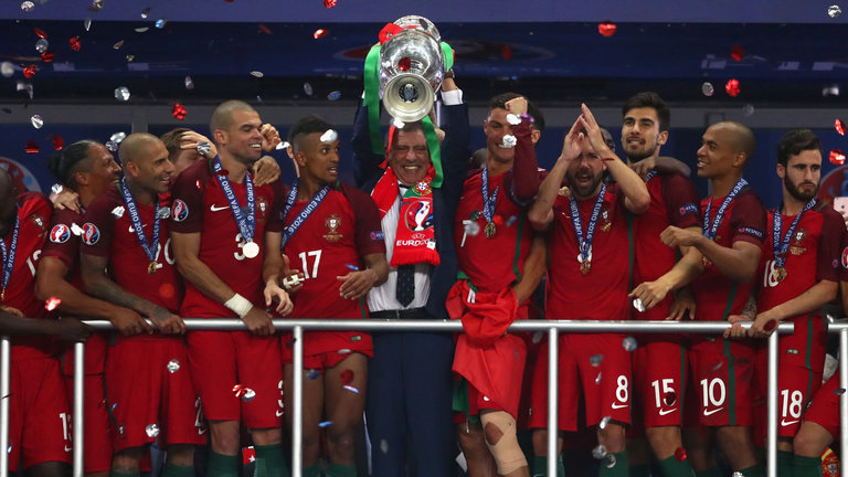 HLV Fernando Santos tiếp tục tin tưởng những trụ cột đưa Bồ Đào Nha vô địch Euro 2016.