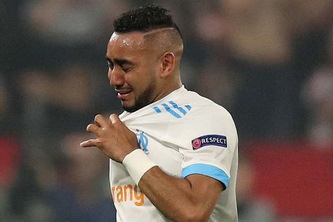 Dimitri Payet rơi lệ sau khi dính chấn thương ở trận chung kết Europa League.