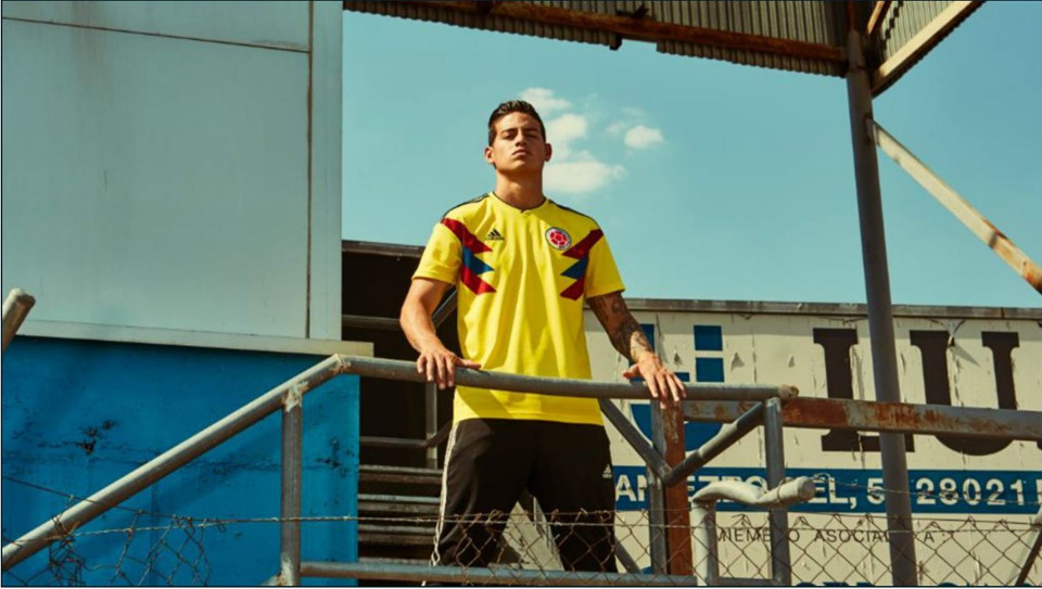 9. Colombia: Áo đấu của tuyển Colombia gần như tương đương với World Cup 1990. Hãng sản xuất thừa nhận họ dựa theo trang phục của Colombia cách đây 28 năm, và phát triển thêm vài chi tiết cho phù hợp.