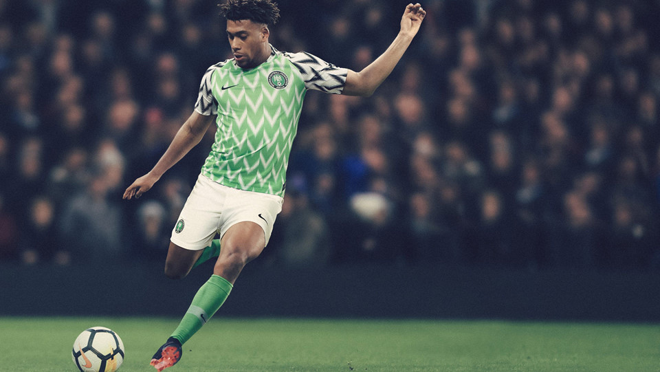 1. Nigeria: Ngay sau khi ra mắt, mẫu áo đấu của Nigeria tại World Cup 2018 nhận vô số lời khen từ người hâm mộ. Hãng sản xuất đưa vào rất nhiều chi tiết, song tất cả kết hợp cùng nhau hài hòa, không gây cảm giác khó chịu cho người xem.