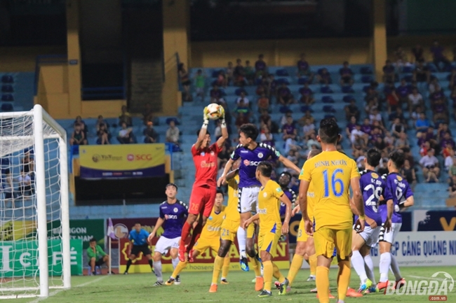 Sanna Khánh Hòa gần như bất lực trước sức tấn công của đội chủ nhà. Ảnh: Bạch Dương