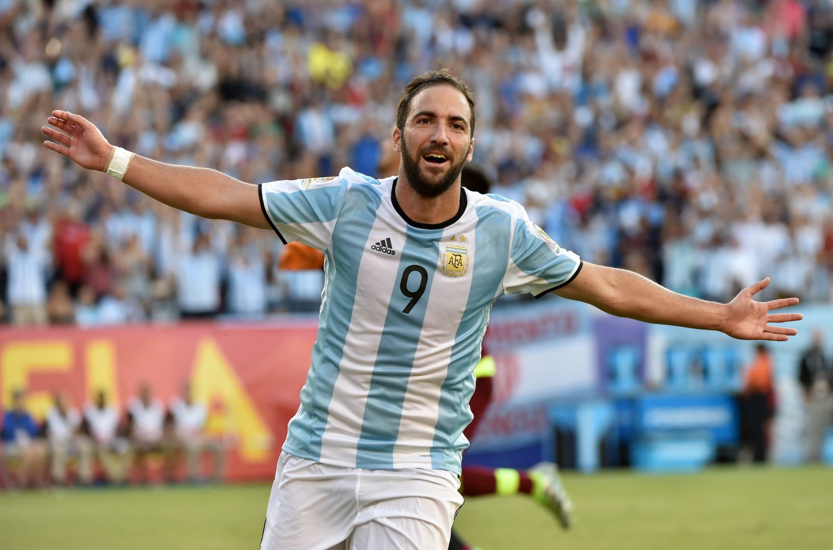 Higuain là người sẽ đá cặp cùng Messi.