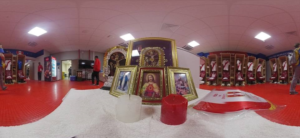 Nếu như đội tuyển Argentina có bàn thờ thì Peru có hẳn một... điện thờ. Rất nhiều bức ảnh chân dung của Chúa Jesus được dựng lên trong phòng thay đồ trước trận đấu với Đan Mạch. Tuy nhiên, họ đã bị đội bóng của Eriksen đánh bại với tỉ số 1-0 trong một ngày hàng công không có duyên trong khâu dứt điểm.