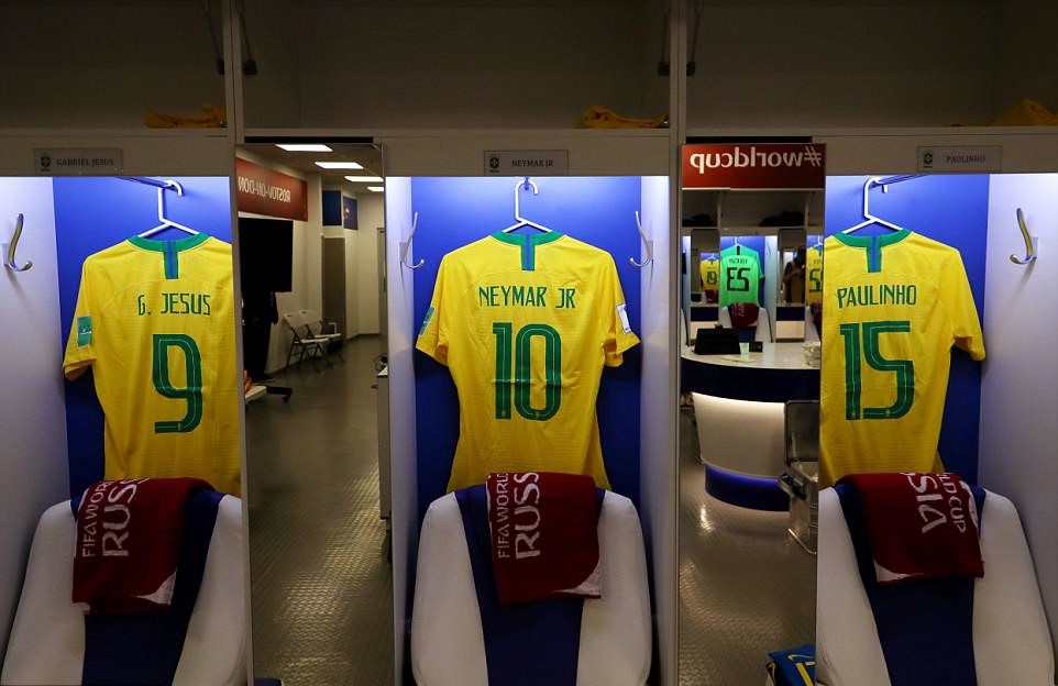 Gabriel Jesus, Neymar và Paulinho đều ra sân ngay từ đầu trong trận gặp Thụy Sĩ. Tuy nhiên, bộ ba này chỉ có thể kiếm về cho Brazil 1 điểm trong một ngày Neymar bị chỉ trích thậm tệ bởi lối chơi cá nhân. Họ sẽ đối đầu với 22/6 tới và rất có thể tiền đạo thuộc biên chế PSG sẽ không ra sân do tái phát chấn thương trong buổi tập gần nhất của "Selecao".