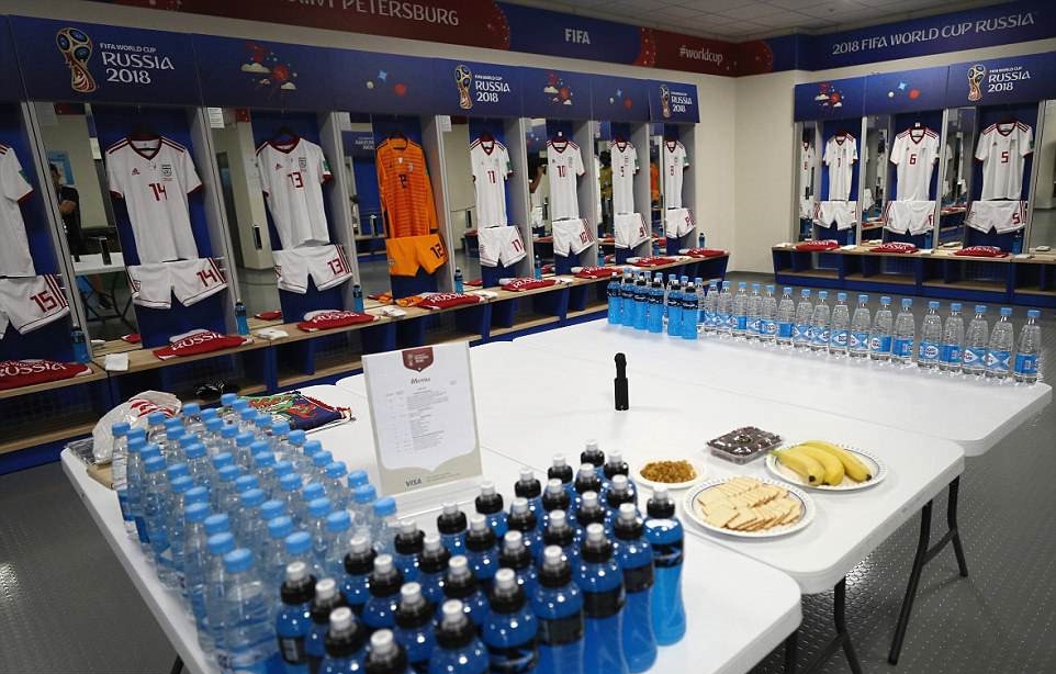 Phòng thay đồ cũng là nơi các cầu thủ nạp năng lượng ở 15 phút nghỉ giữa hiệp và sau trận đấu. Thực phẩm và nước uống được bày trí một cách khoa học giúp cho các cầu thủ không mất quá nhiều thời gian để lựa chọn. Có thể thấy nước khoáng, nước điện giải, chuối và bánh mì là những thực phẩm cần thiết nhất cho quá trình tái tạo năng lượng.