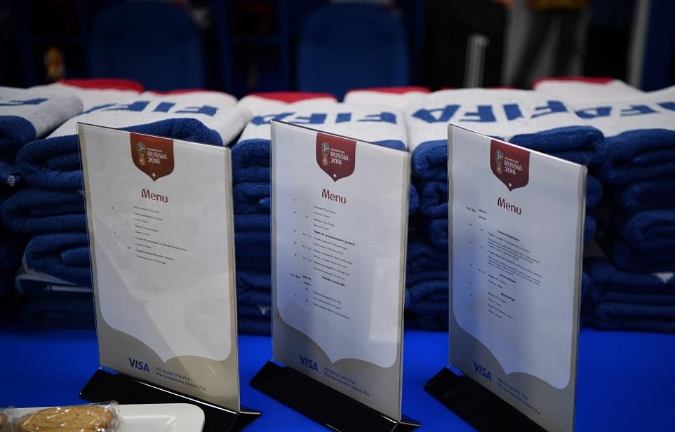 Một phần không thể thiếu nữa là thực đơn cho bữa tối. Sau một trận đấu mệt mỏi, chắc hẳn cầu thủ nào cũng muốn biết bữa ăn tối nay mình sẽ được phục vụ món gì. Những chiếc khăn tắm ở phía sau cũng là "vật bất ly thân" của họ sau mỗi trận đấu.