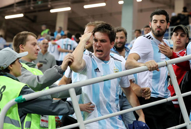 Fan Argentina giận dữ khi thấy đội nhà thua đậm Croatia 0-3.