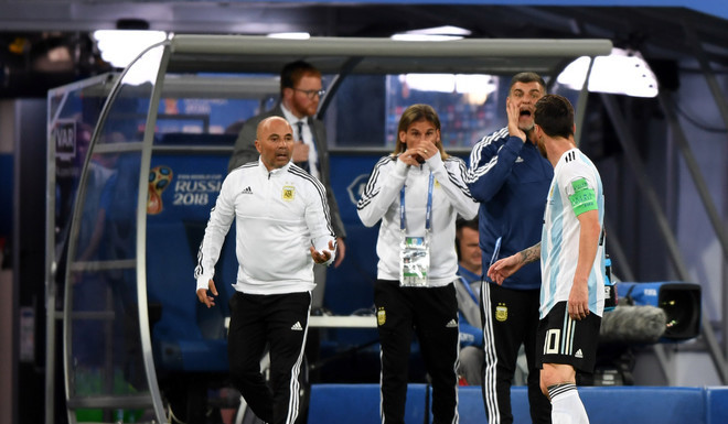 Ảnh bài viết HLV Sampaoli phải 'xin phép' Messi để đưa Aguero vào sân