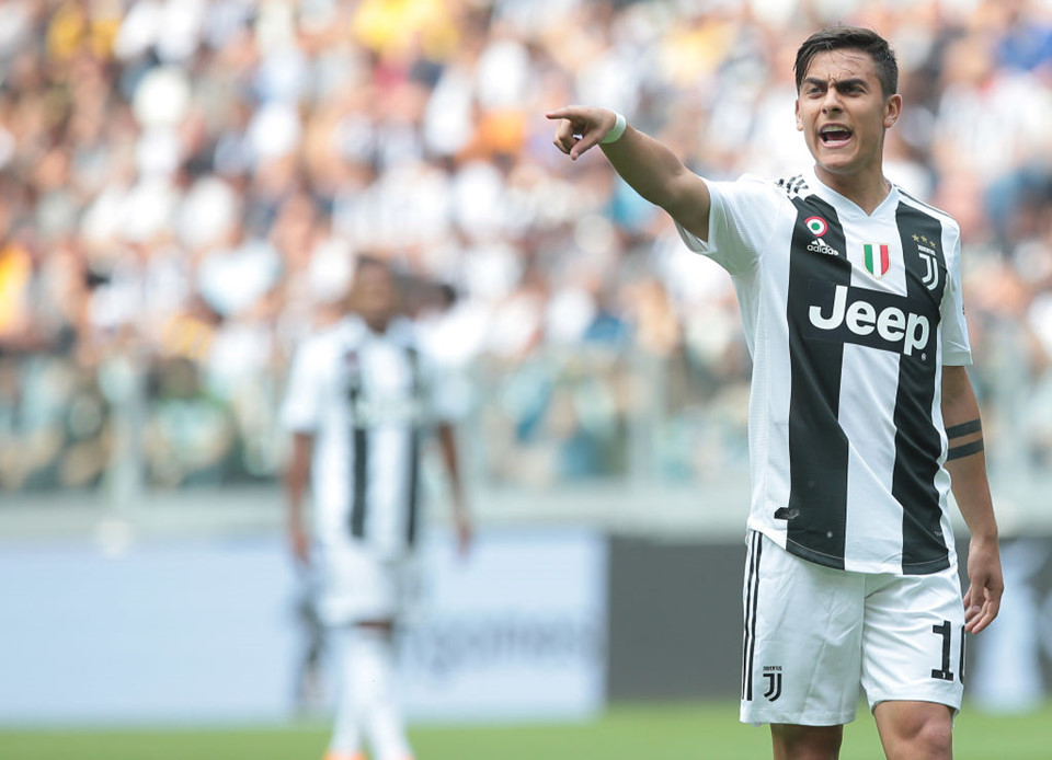 Paolo Dybala: Không thể phủ nhận những đóng góp của Dybala cho "Bà đầm già", song cầu thủ này không phải một cây săn bàn thượng hạng. Việc Ronaldo cập bến Juventus sẽ trở thành một cú hích cho tiền đạo trẻ người Argentina phát triển bản thân. Thêm vào đó, Dybala sẽ được san sẻ áp lực ghi bàn với người đồng đội để thoải mái chơi bóng theo cảm hứng. Lối chơi của cầu thủ này khá tương đồng với Leo Messi. Vì vậy, cuối cùng người hâm mộ có thể phần nào được giải đáp câu hỏi: "Một đội bóng sở hữu cả Ronaldo và Messi trên hàng công sẽ chơi như thế nào?".